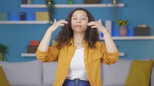 La température élevée de l'air étouffe la jeune femme.