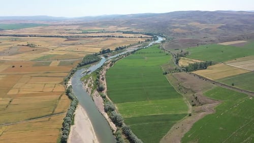 Vue aérienne des collines et des terres agricoles de la rivière Kizilirmak 2