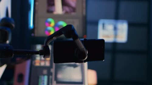 Vídeo vertical con trípode utilizado por un camarógrafo para enseñar a los espectadores de Internet a crear vídeo