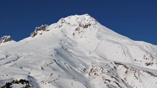 Drone panoramique de taille moyenne sur le mont Hood et son cratère de fumerolles fumantes avec ses glaciers et ses profondeurs
