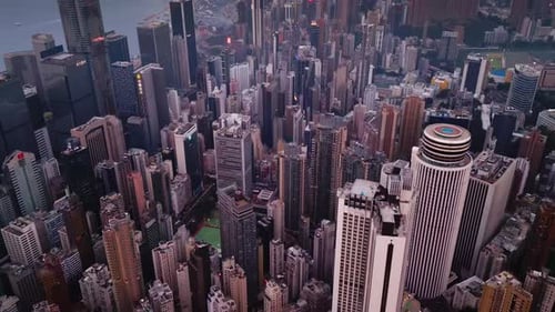 Ruhige Landschaft des modernen Hongkongs mit vielen Wolkenkratzern nahe beieinander, gefilmt per Drohne