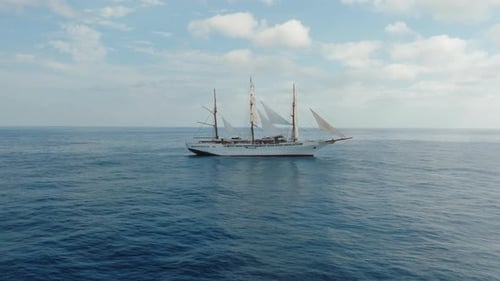 Sea Cloud Luxus-Kreuzfahrtschiff, Segelschiff im Atlantik unter klarem blauem Himmel, Luftaufnahme