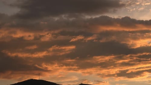 Zeitraffer eines dramatisch Sonnenuntergangs mit orangefarbenen Wolken, wunderschöner Sonnenuntergang, goldener Himmel, Wunderschöner 4K-Zeitraffer