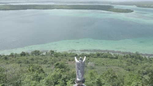 Vista aérea de muchas islas pequeñas en Maluku, Indonesia