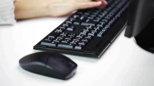 Geschäfts-, Bildungs-, Technologie- und Elektronikkonzept - Frauenhand beim Tippen am Computer