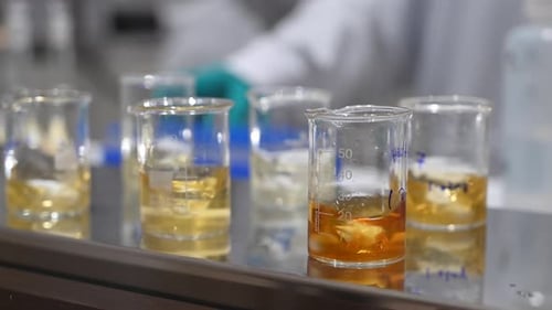 4K : Analyse du miel en laboratoire chimique, tests de qualité, de substances nocives et de pesticides