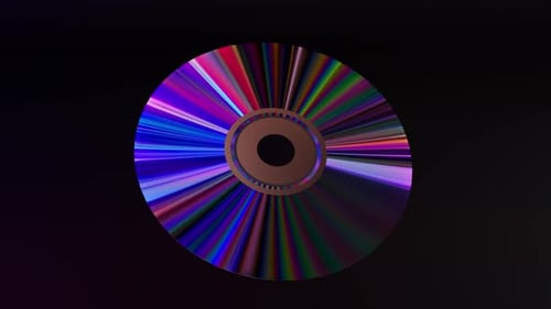 Abstraktes Konzept: Die CD-DVD dreht sich auf einem schwarzen Hintergrund, regenbogenblaue, neonfarbene 3D-Animation