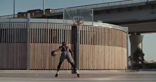 Joueur de basket-ball pratiquant le dribble près du ring