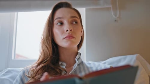 Femme intellectuelle lisant de la littérature dans une chambre confortable Portrait en gros plan Lady