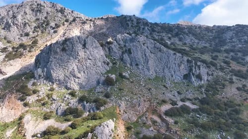 Vuelos aéreos sobre los gigantes afloramientos rocosos de una montaña en la región de la Axarquía de la provincia de Málaga, España
