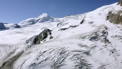 Órbita aérea lenta sobre el campo de hielo del glaciar Fee cerca de Saas-Fee en Suiza