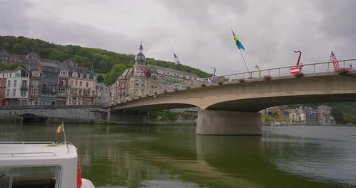 Dinant Belgium Des voitures franchissent le pont Charles de Gaulle à Dinant