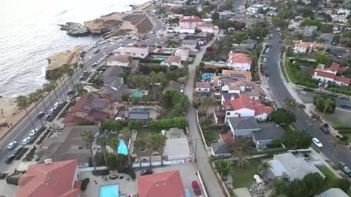 Luftbild: belebter Wohnvorort an der Pazifikküste, Sunset Cliffs, San Diego
