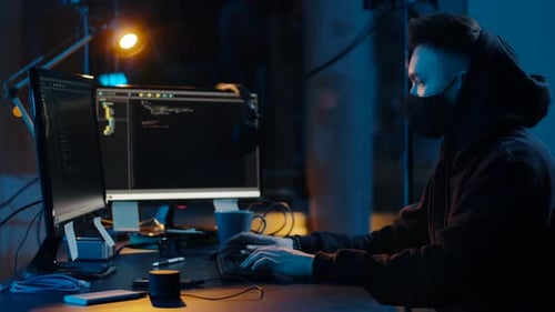 Conceito de crime cibernético, hacking e tecnologia - hacker asiático masculino mascarado