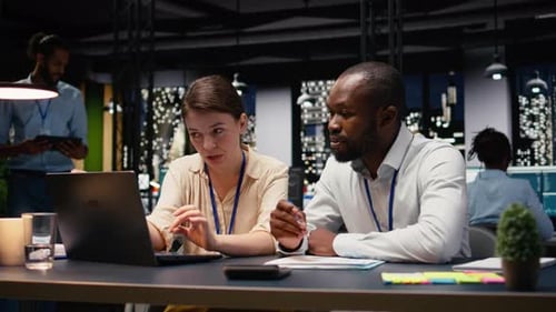Groupe diversifié de professionnels travaillant ensemble dans un espace de travail