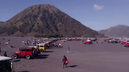 Luftaufnahme von Jeeps und Mount Batok mit Sand, Bromo, Indonesien.