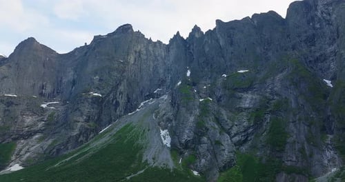 Vue aérienne des imposantes montagnes spectaculaires et accidentées du Troll Wall, Rauma, Norvège