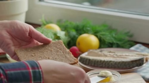 Vue cinématique et magnifique d'un chef préparant des plats dans la cuisine