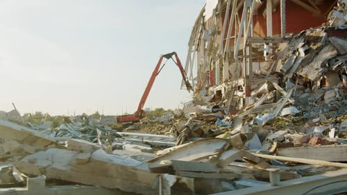 Déplacement sur le site de démolition d'une ancienne aréna de hockey avec