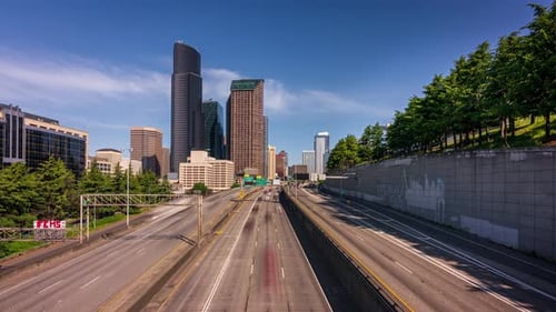 Verkehr auf einer Autobahn in der Innenstadt von Seattle