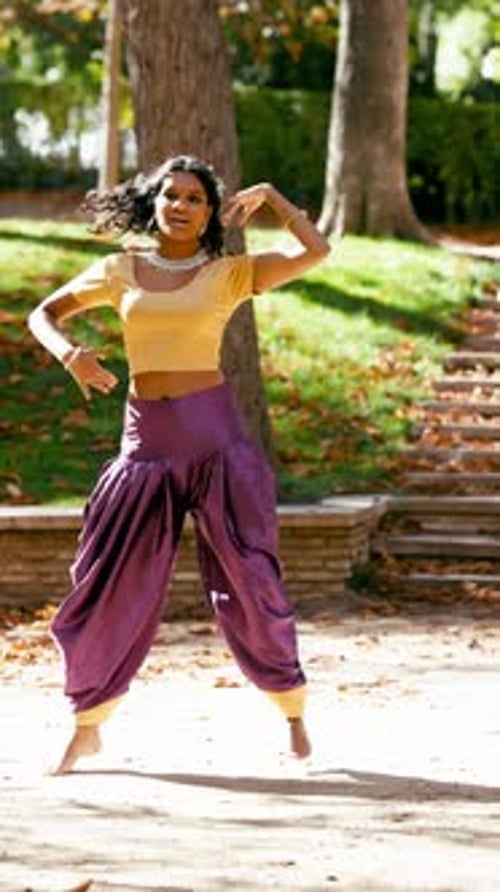 Belle femme indienne exécutant une danse traditionnelle