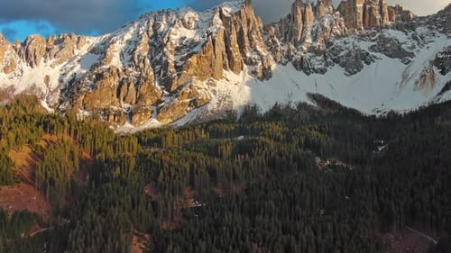 Luftaufnahme der Rocky Snow Mountains bei Sonnenuntergang