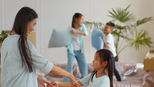 Familienmitglieder packen freudig Kartons, während sie gemeinsam in eine neue Wohnung ziehen