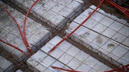 Primer plano de la rejilla estructural con espuma de poliestireno creada para una losa en una obra en construcción en México