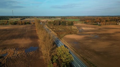 Straßenüberblick Autobahn mit natürlicher Umgebung Drohne erfasst von Bäumen gesäumte Fahrbahn