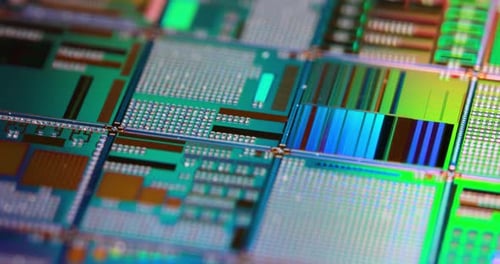 Gros plan d'une plaquette semi-conductrice en silicium. En électronique, une plaquette, également appelée tranche ou substrat, est