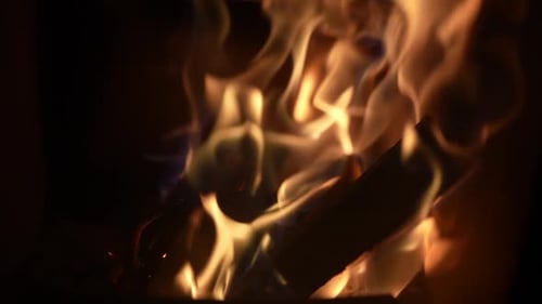 Nahaufnahme eines Lagerfeuers mit brennenden Baumstämmen in Zeitlupe