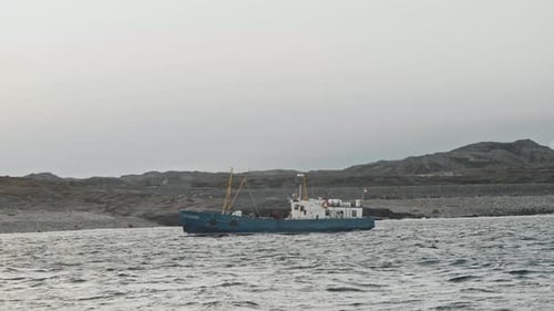 Ein altmodisches Ausflugsboot mit Touristen an Bord segelt durch die malerischen Sehenswürdigkeiten der Ferne