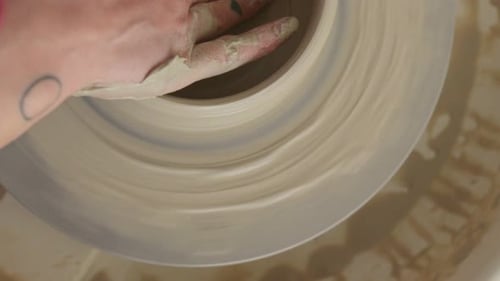 Potter fabrique délicatement un bol sur un volant