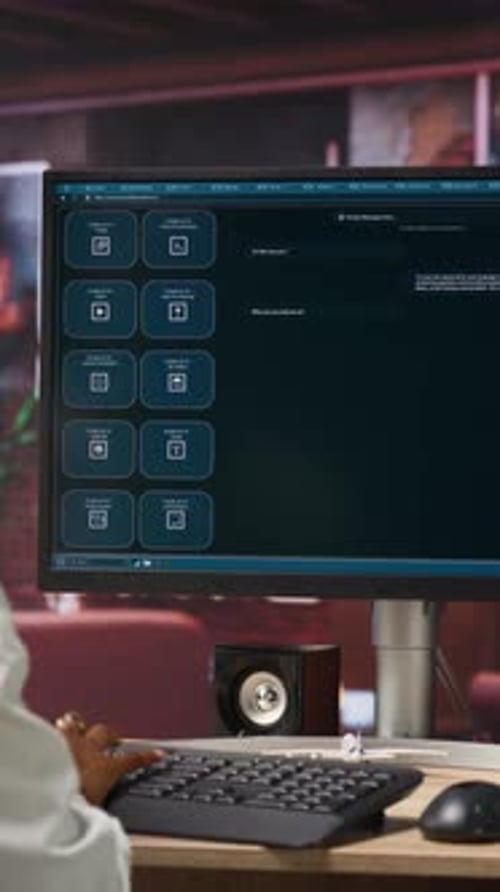 Vídeo vertical: Mujer resolviendo tareas personales con un chatbot de IA LLM que responde a las instrucciones