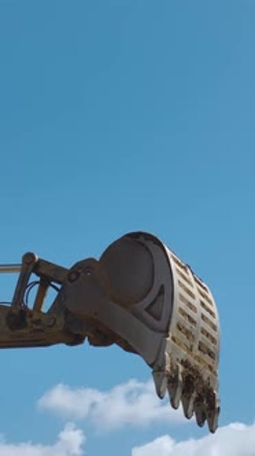 Vídeo vertical: trabajadores y máquinas colaboran para construir los cimientos de una obra