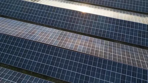 Drohnenansicht einer großen Solarpanelanlage