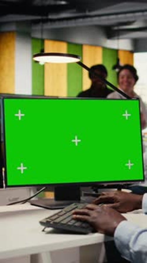 PC con pantalla aislada de vídeo vertical utilizado por un administrador en la oficina utilizando hardware especializado en IA
