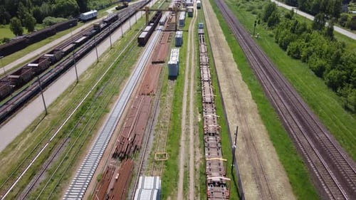 Estação ferroviária de carga com carrinhos e equipamentos, sobrevoe a vista do drone