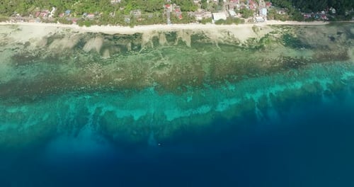 Playa blanca y océano como fondo desde arriba
