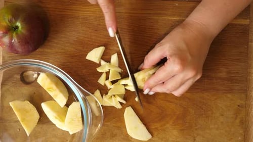 21 1Peel the apples and cut them into pieces with a knife.