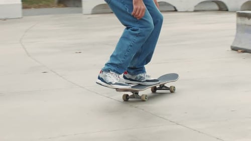 Jeune patineur faisant un saut à 360 degrés en effectuant un kickflip trick s'entraînant à un skatepark