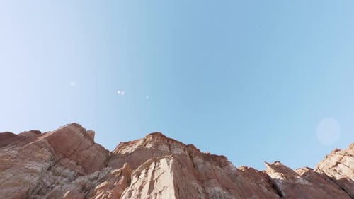Rote Felswände zieren eine natürliche Klippe in einem State Park in Kalifornien.