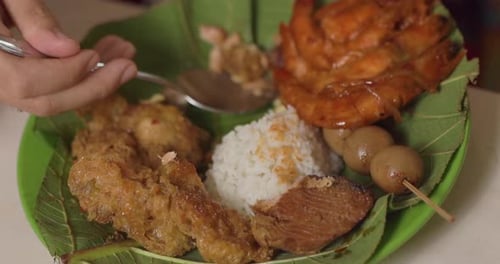 Nasi Jamblang Or Sego Jamblang mit Beilagen aus Garnelen, Tempeh, Wachtelei-Satay, Perkedel und Biene