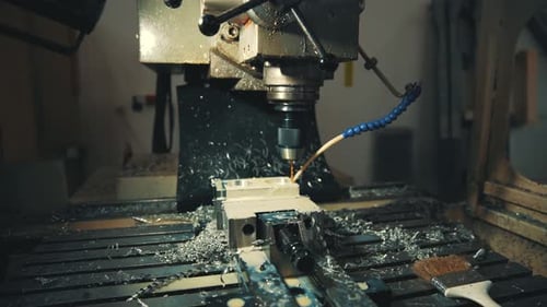 Bohren von Metallplatten mit Hilfe eines Bohrers und Wasser 4K