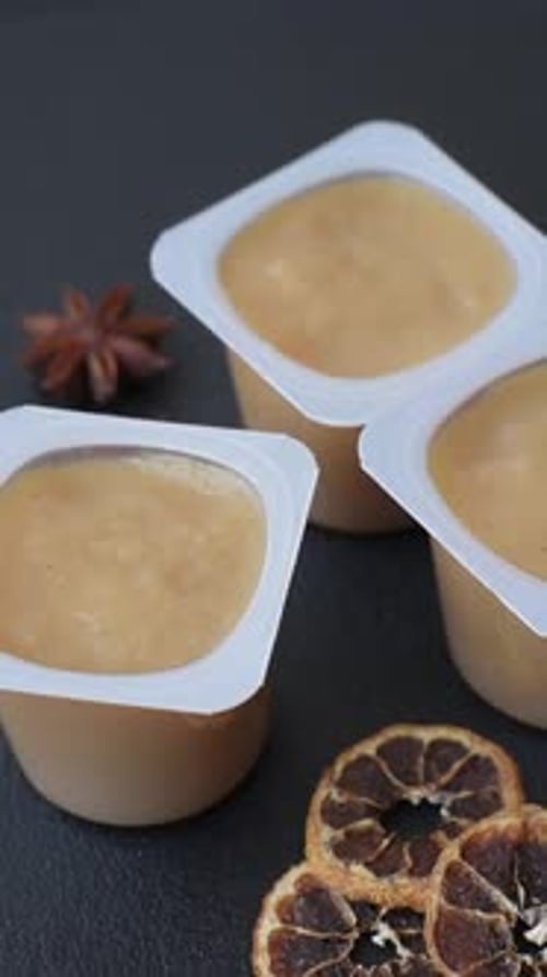 Sauce sucrée aux pommes, nourriture pour bébés, ingrédient en conserve pour les desserts. Compote de pommes