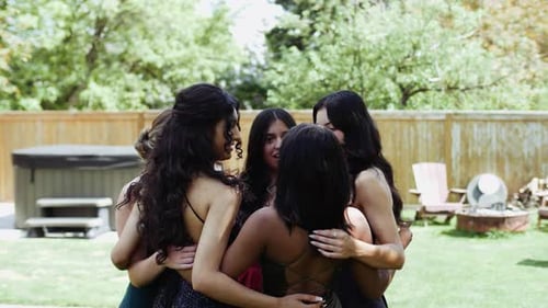 Amigas adolescentes felizes em vestidos de baile em pé em círculo no quintal de 16 a 17 anos