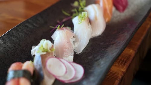 Reihe von farbenfrohen Nigiri-Sushi auf traditioneller japanischer Sushi-Platte, Slider-Nahaufnahme 4K