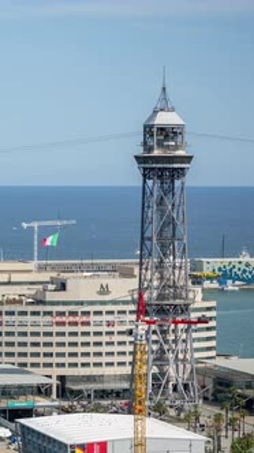 El horizonte del puerto y el puerto de Barcelona fotografiados desde un punto de vista alto en vertical