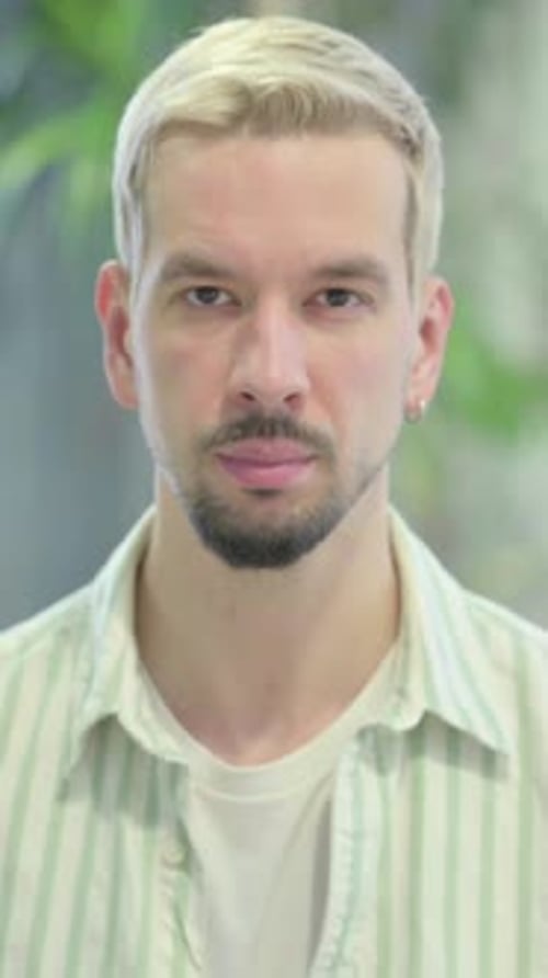 Porträt eines ernsten modernen jungen Mannes