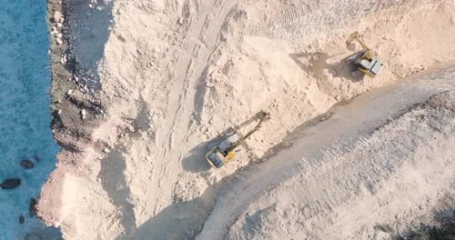 Drohnenvideo von oben nach unten, wie türkisfarbene Wellen gegen die Umweltzerstörung des Kalksteins prallen